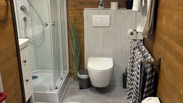 Een douche, een haardroger, handdoeken