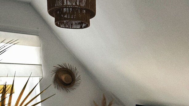 Un salon moderne avec un canapé, un téléviseur et des objets de décoration.