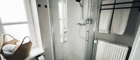 Dusche, Haartrockner, Handtücher