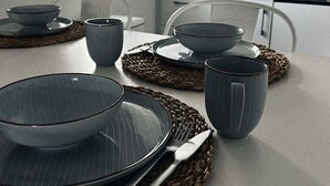 Une cuisine moderne avec un coin repas.
