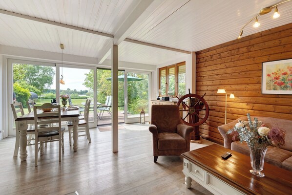 Tv, eldstad och en stereo