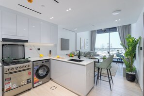 Luxury Apartment, City View | Private kitchen | Full-sized fridge, microwave, oven, stovetop - Vogue | Binghatti Corner JVC-7mins Sky Dubai 3 mins Cirle Mall Brand New (Dubai)
