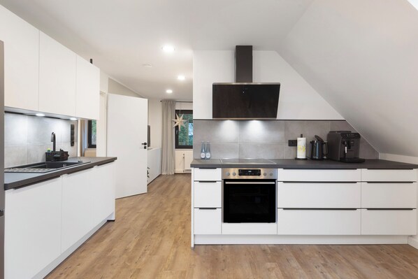 Fridge, oven, stovetop, dishwasher