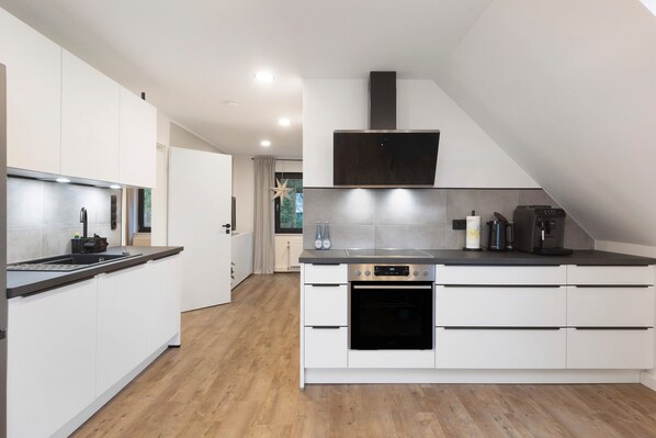 Fridge, oven, stovetop, dishwasher