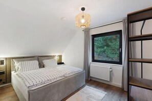 1 bedroom, free WiFi, bed sheets - Holiday Apartment 'Modern Holiday Apartment' with Shared Garden, Balcony and Wi-Fi (Langenbach bei Kirburg)