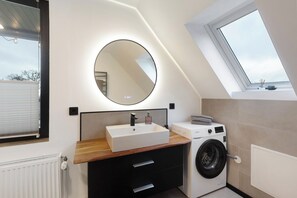 Interior - Holiday Apartment 'Modern Holiday Apartment' with Shared Garden, Balcony and Wi-Fi (Langenbach bei Kirburg)