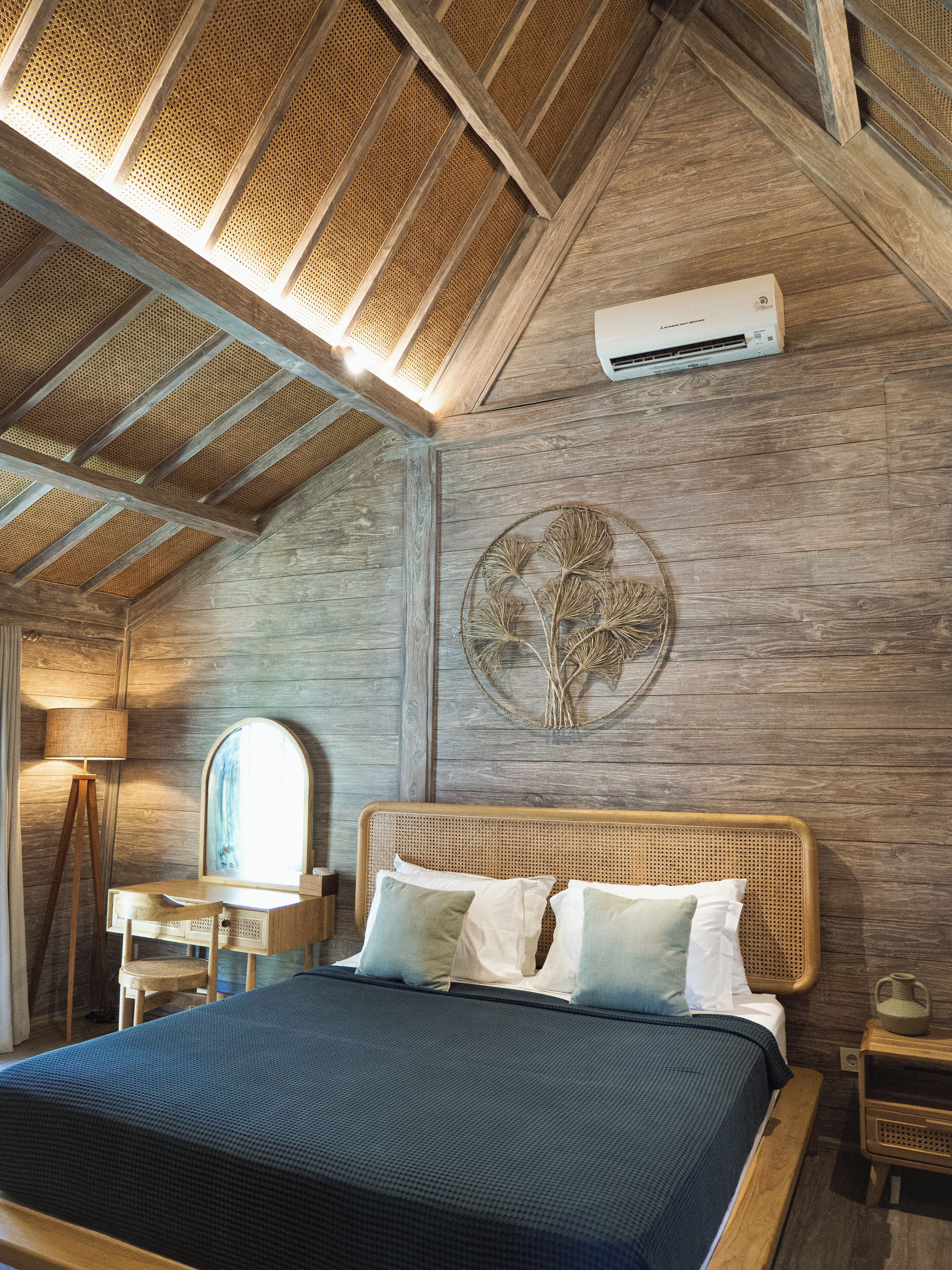 Bungalow, balkon, uitzicht op tuin | 1 slaapkamer, een kluis op de kamer, een bureau, een laptopwerkplek