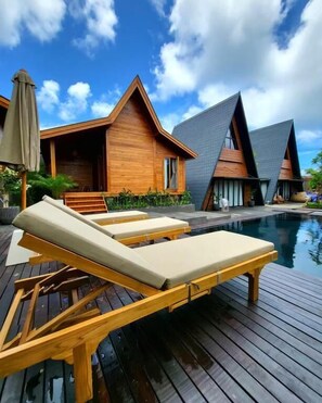 Outdoor pool, pool umbrellas, pool loungers - TWINSEAS VILLA (Ungasan)
