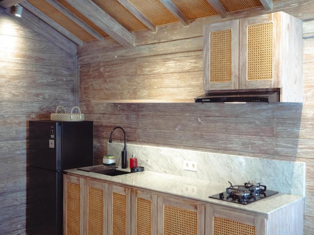 Fridge, microwave, stovetop, cookware/dishes/utensils