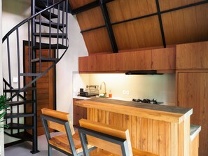 Cabaña, balcón, vistas a la piscina | Cocina privada | Frigorífico, microondas en la zona común y placa de cocina