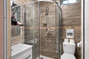 Een douche, een haardroger, handdoeken