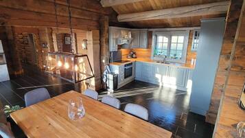 Cabin, 4 Bedrooms | Dining room
