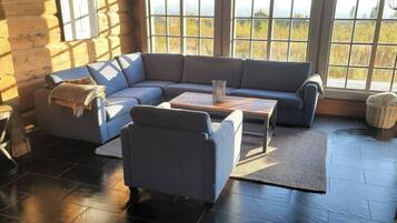 Cabin, 4 Bedrooms | Living area