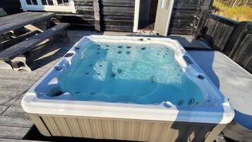 Cabin, 4 Bedrooms | Bathroom amenities