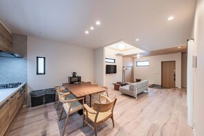 Maison Confort, 5 chambres, non-fumeurs | Cuisine privée | Réfrigérateur, micro-ondes, four, bouilloire électrique