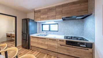 5 bedrooms, blackout curtains, free WiFi