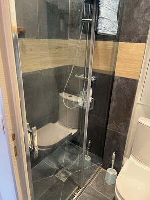 Haartrockner, Handtücher, Seife, Toilettenpapier