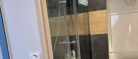 Secadora de cabello, toallas, jabón, papel de baño