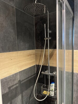 Haartrockner, HandtĂŒcher, Seife, Toilettenpapier