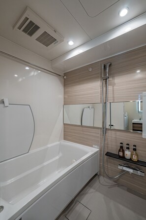 Shower, hair dryer, slippers, towels - Apartment Hotel 11 Shinsekai (Osaka)