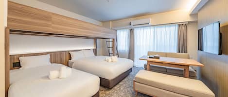 Habitación cuádruple, varias camas, para no fumadores | Cortinas blackout y wifi gratis