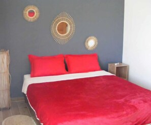 2 عدّة غرف نوم ومكواة/لوح كي وواي فاي وملاءات أسرّة