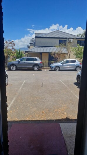 المنطقة المحيطة بالمنشأة