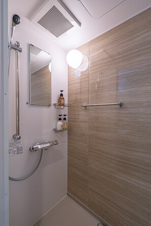 ของใช้ในห้องน้ำฟรี, ไดร์เป่าผม, รองเท้าสวมภายในห้อง, ผ้าเช็ดตัว