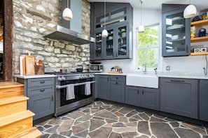 Fridge, microwave, oven, stovetop - Luxe Historical Style - 2 FP’s & Soaking Tub (Kingston)