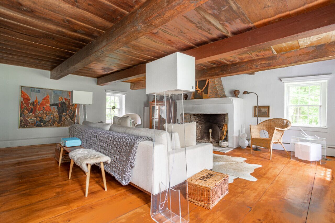 Een smart-tv, een open haard, boeken en een stereo