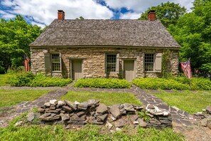 Exterior - Luxe Historical Style - 2 FP’s & Soaking Tub (Kingston)
