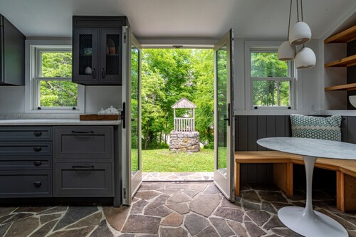 Luxe Historical Style - 2 FP’s & Soaking Tub
