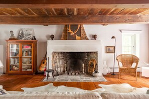 Interior - Luxe Historical Style - 2 FP’s & Soaking Tub (Kingston)