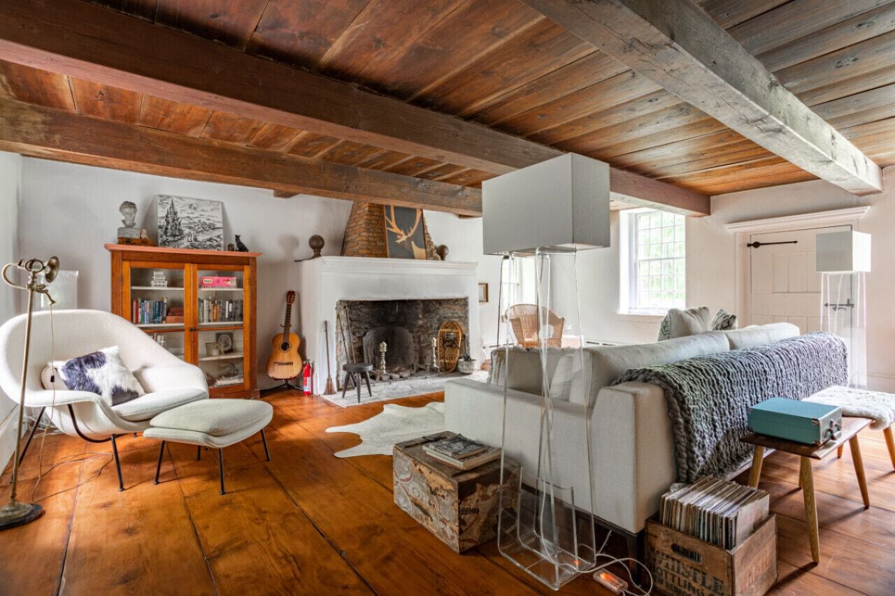 Smart TV, fireplace, books, stereo