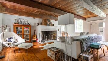 Smart TV, fireplace, books, stereo