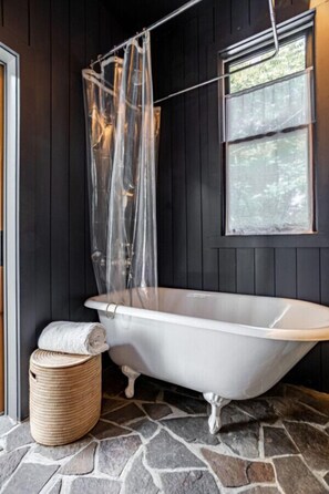 Hair dryer, towels - Luxe Historical Style - 2 FP’s & Soaking Tub (Kingston)