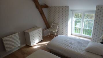 3 slaapkamers, een bureau, wifi, beddengoed