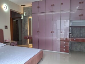3 bedrooms, desk, iron/ironing board, free WiFi