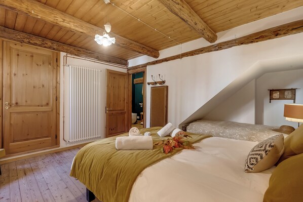 4 kamar tidur, ruang kerja ramah laptop, Wi-Fi gratis, dan seprai linen