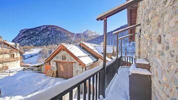 Family House, 4 Bedrooms, 2 Bathrooms (La Baita 1800 Ski In Ski Out) | Property grounds