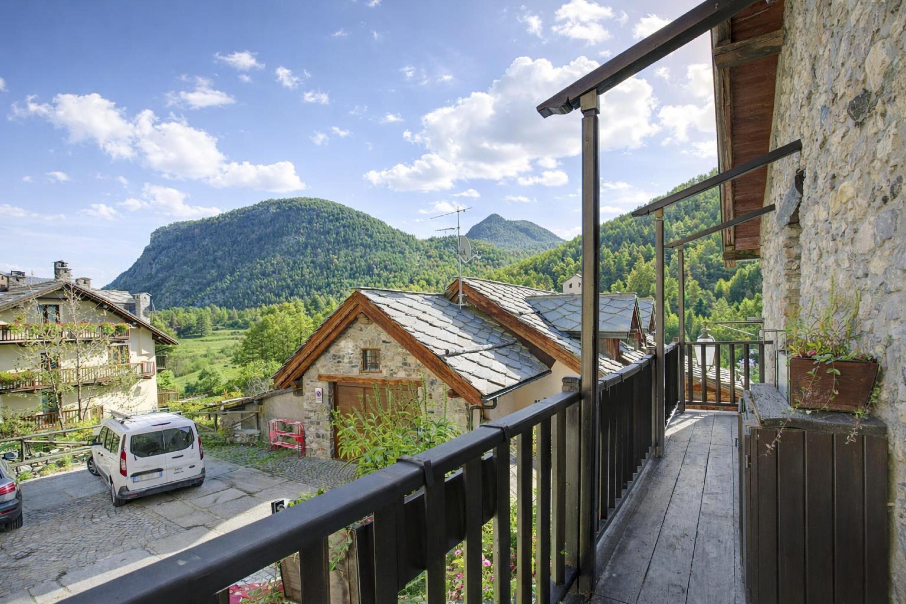 Family House, 4 Bedrooms, 2 Bathrooms (La Baita 1800 Ski In Ski Out) | Balcony