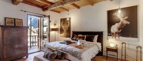 Family House, Multiple Bedrooms, 2 Bathrooms (La Baita 1800 Ski In Ski Out) | 4 bedrooms, laptop workspace, free WiFi, bed sheets