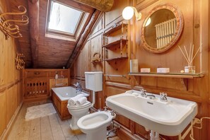 Familie huis, meerdere slaapkamers, 2 badkamers (La Baita 1800 Ski In Ski Out) | Badkamer | Een bad/douchecombinatie, een haardroger, een bidet, handdoeken