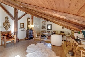 Perhetalo, useita makuuhuoneita, 2 kylpyhuonetta (La Baita 1800 Ski In Ski Out) | Oleskelualue | 21–tuumainen taulutelevisio, jossa kaapelikanavat