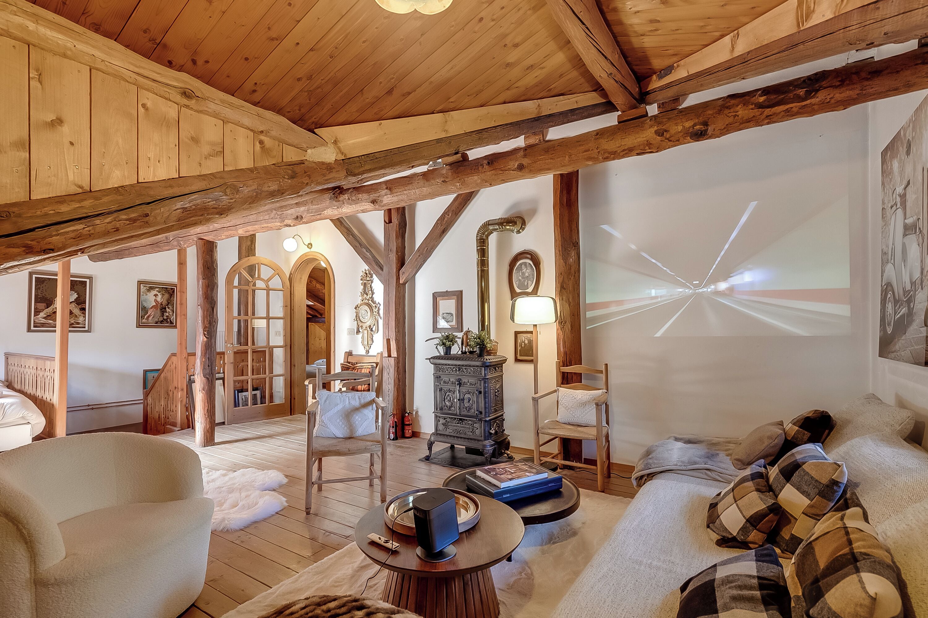 4 bedrooms, laptop workspace, free WiFi, bed sheets