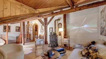 4 bedrooms, laptop workspace, free WiFi, bed sheets