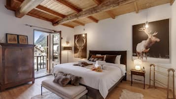 4 bedrooms, laptop workspace, free WiFi, bed sheets