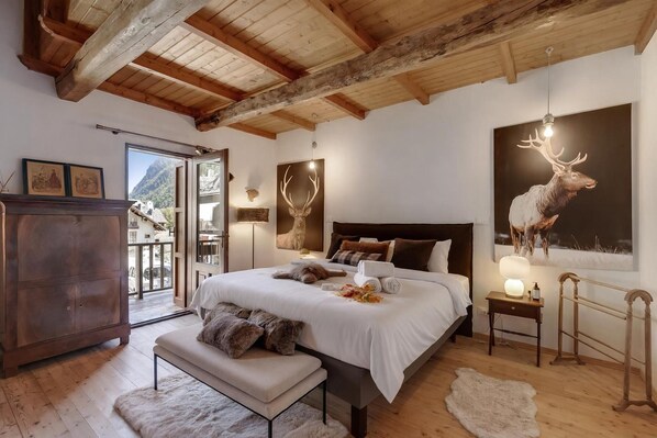 4 bedrooms, laptop workspace, free WiFi, bed sheets