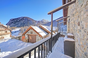 Family House, Multiple Bedrooms, 2 Bathrooms (La Baita 1800 Ski In Ski Out) | Property grounds