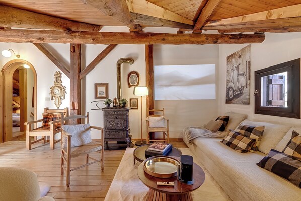 Family House, Multiple Bedrooms, 2 Bathrooms (La Baita 1800 Ski In Ski Out) | Living area | 21-inch flat-screen TV with cable channels, TV - La Baita 1800 Ski In Ski Out (Claviere)